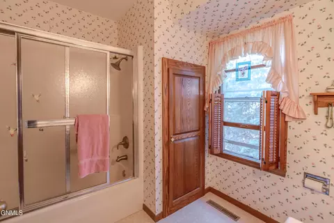 Bath - 324 N Brandon Loop, Bismarck, ND 58503 photo 8 of 10