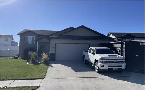 3805 Amari Loop NW, Mandan, ND 58554