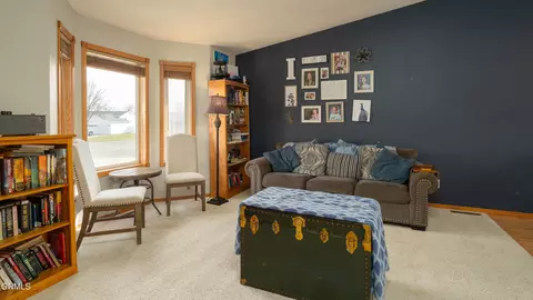 4470 Turnbow Ln, Bismarck, ND 58503 photo 4