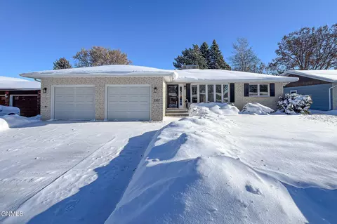 2107 N 9 St, Bismarck, ND 58501