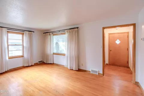 1317 Mohawk St, Bismarck, ND 58501 photo 4