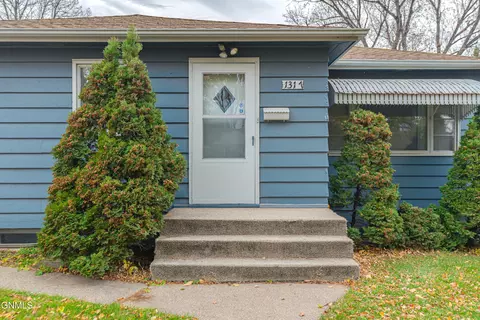 1317 Mohawk St, Bismarck, ND 58501 photo 2