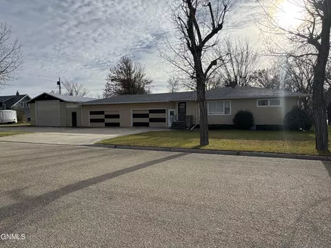 309 2nd Ave NW, Crosby, ND 58730