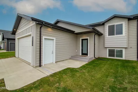 3451 Calvin Dr, Dickinson, ND 58601