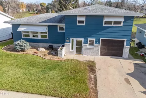 1827 Marian Drive Dr, Bismarck, ND 58501