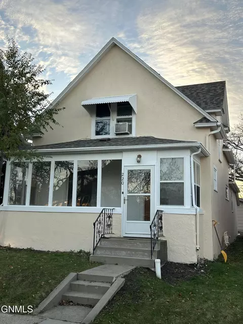 220 4th Ave SW, Jamestown, ND 58401