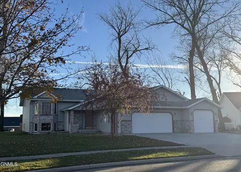 304 Napa Loop, Bismarck, ND 58504