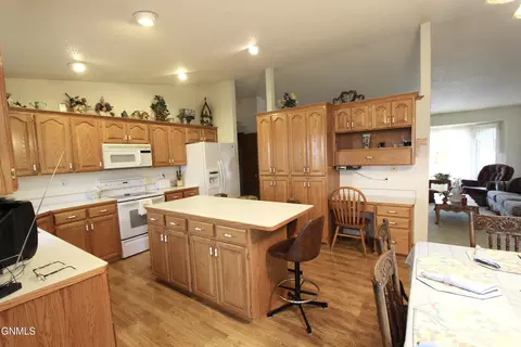 304 Napa Loop, Bismarck, ND 58504 photo 12