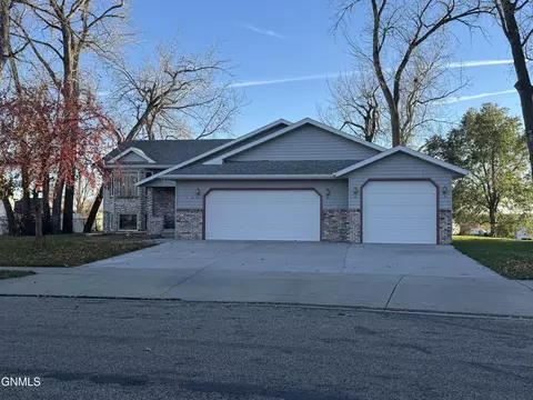 304 Napa Loop, Bismarck, ND 58504 photo 2