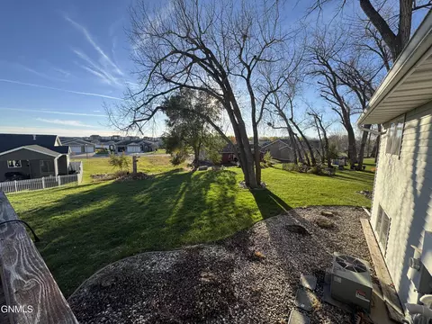 304 Napa Loop, Bismarck, ND 58504 photo 3