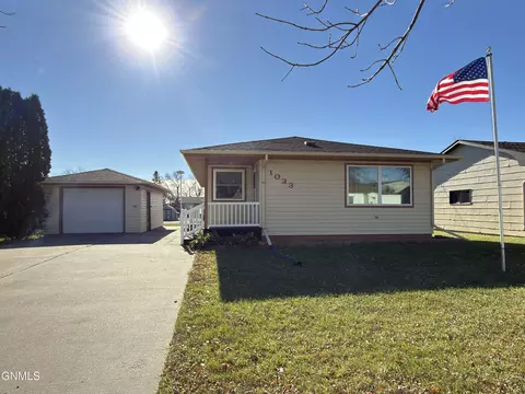 1033 5th St SW, Valley City, ND 58072