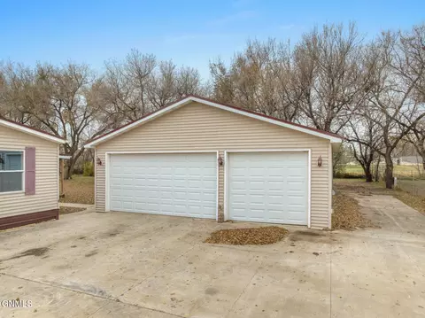 3207 9th Ave E, Williston, ND 58801 photo 3