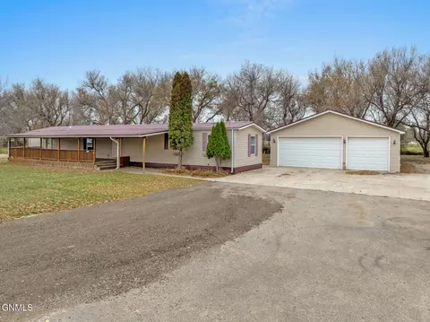 3207 9th Ave E, Williston, ND 58801 photo 2