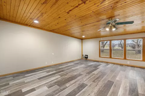 3207 9th Ave E, Williston, ND 58801 photo 30