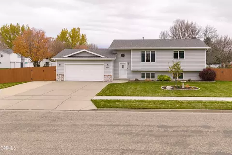 2707 Essex Loop, Bismarck, ND 58504
