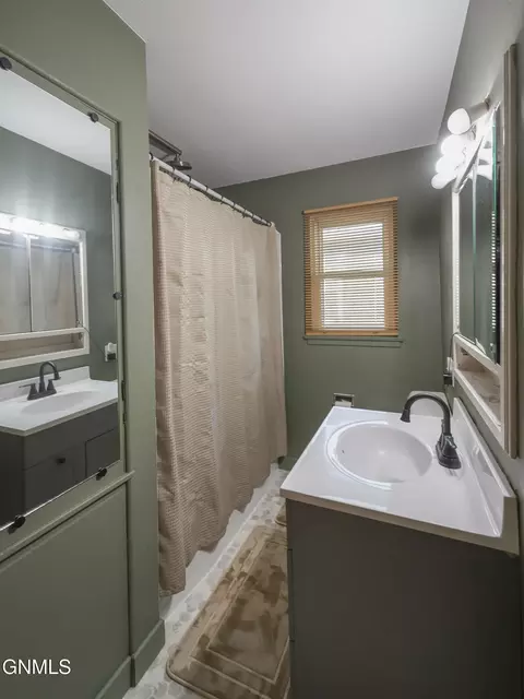 Bath - 904 5th St W, Williston, ND 58801 photo 3 of 5