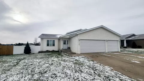 4907 Hitchcock Dr, Bismarck, ND 58503