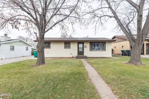 106 11th St NW, Mandan, ND 58554