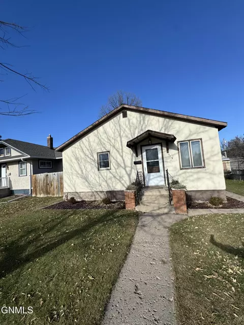 519 4th St SE, Jamestown, ND 58401