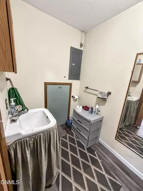 Bath - 2615 18th Ct W, Williston, ND 58801 photo 1 of 2