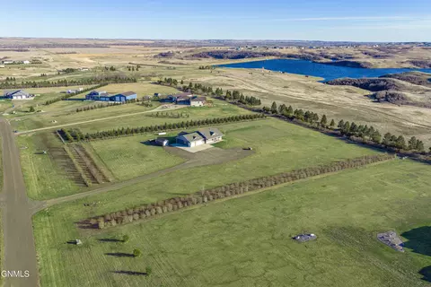 2440 Roberta Dr N, Mandan, ND 58554