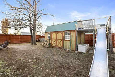 Exterior - 901 6th St W, Williston, ND 58801 photo 3 of 4