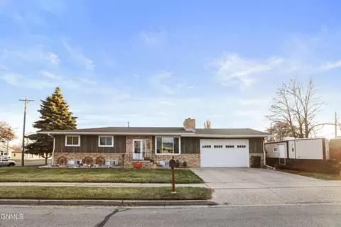 901 6th St W, Williston, ND 58801