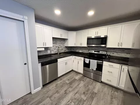 Kitchen - 701 Interstate Ave E, Bismarck, ND 58503 photo 4 of 6