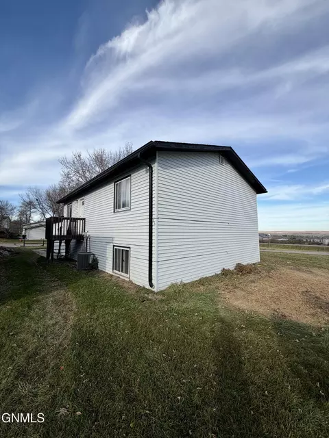 2120 Coulee Dr N, Mandan, ND 58554 photo 27
