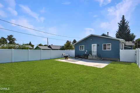 Exterior - 802 8th Ave W, Williston, ND 58801 photo 2 of 3