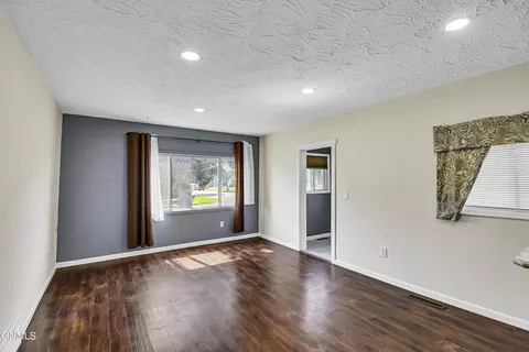 Living - 802 8th Ave W, Williston, ND 58801 photo 2 of 4