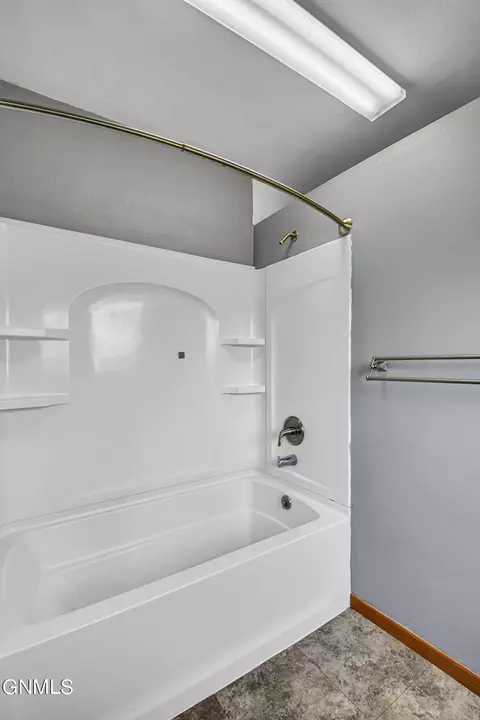 Bath - 802 8th Ave W, Williston, ND 58801 photo 3 of 4