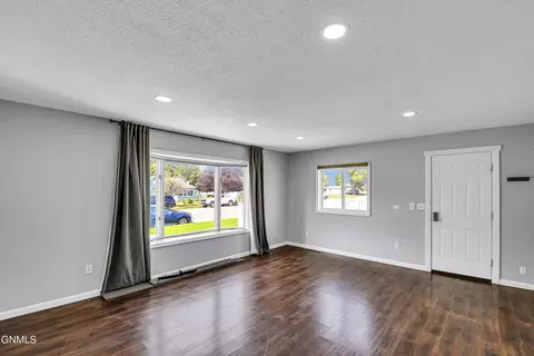 Living - 802 8th Ave W, Williston, ND 58801 photo 3 of 4