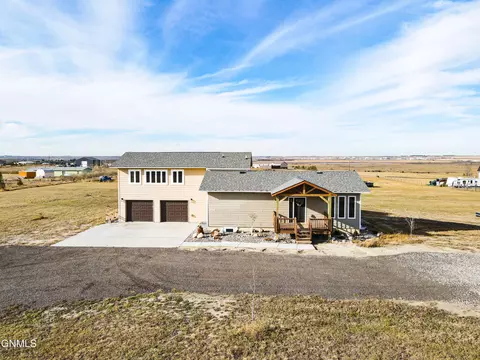 5735 Liberty Ln, Williston, ND 58801 photo 1