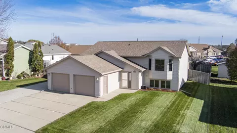 3425 Ridgecrest Dr, Bismarck, ND 58503