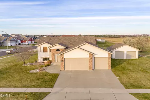726 Medora Ave, Bismarck, ND 58503