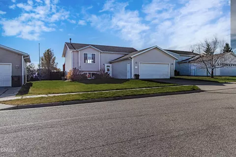 3713 Lewis Rd NW, Mandan, ND 58554