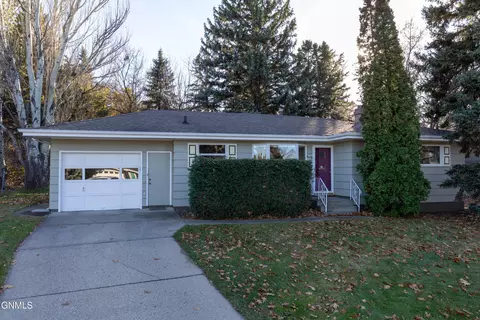916 Arthur Dr, Bismarck, ND 58501