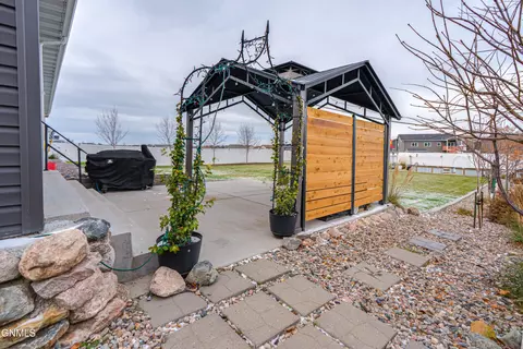 Exterior - 602 Cobblestone Loop SW, Mandan, ND 58554 photo 8 of 29