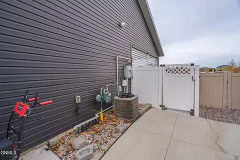 Exterior - 602 Cobblestone Loop SW, Mandan, ND 58554 photo 6 of 29