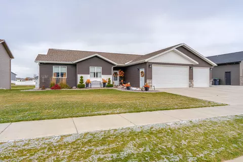 Exterior - 602 Cobblestone Loop SW, Mandan, ND 58554 photo 5 of 29