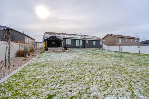 Exterior - 602 Cobblestone Loop SW, Mandan, ND 58554 photo 16 of 29