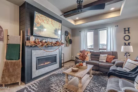 Living - 602 Cobblestone Loop SW, Mandan, ND 58554 photo 4 of 6
