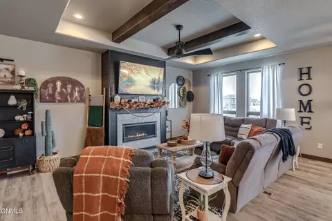 Living - 602 Cobblestone Loop SW, Mandan, ND 58554 photo 5 of 6