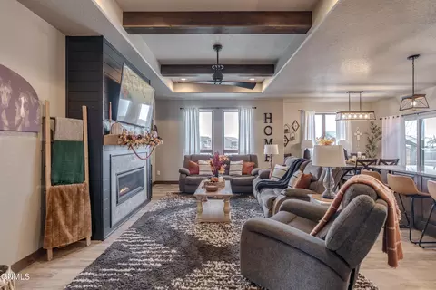 Living - 602 Cobblestone Loop SW, Mandan, ND 58554 photo 2 of 6