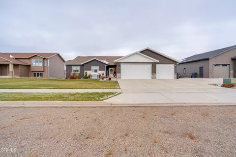 Exterior - 602 Cobblestone Loop SW, Mandan, ND 58554 photo 4 of 29