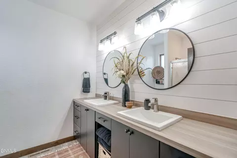 Bath - 602 Cobblestone Loop SW, Mandan, ND 58554 photo 4 of 6