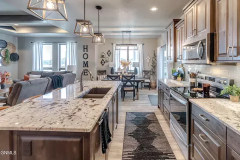 Kitchen - 602 Cobblestone Loop SW, Mandan, ND 58554 photo 9 of 11