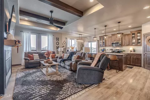 Living - 602 Cobblestone Loop SW, Mandan, ND 58554 photo 3 of 6