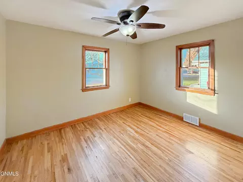 524 8th St W, Williston, ND 58801 photo 9